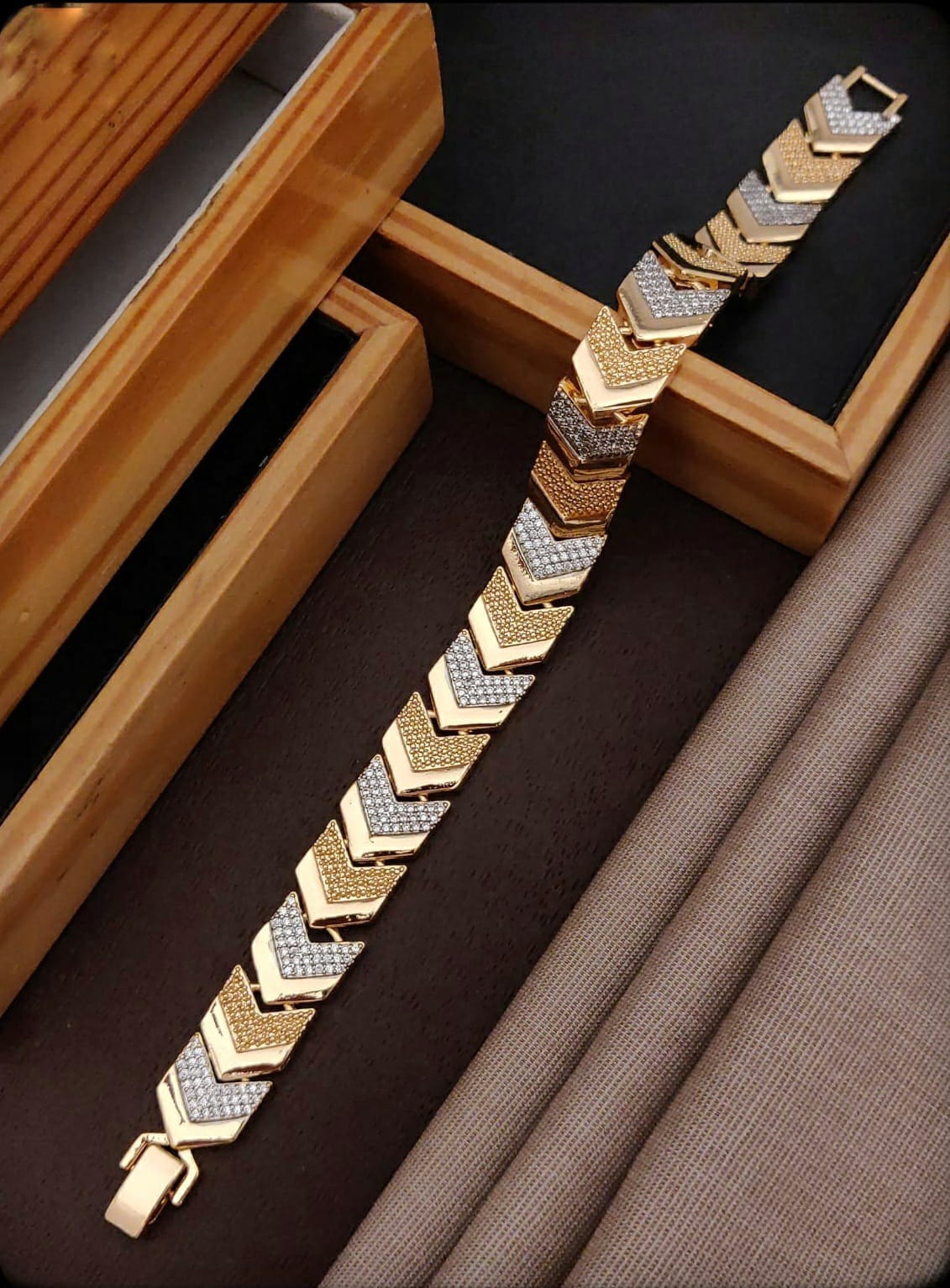 Elegant Gold Diamond Loose Bracelet